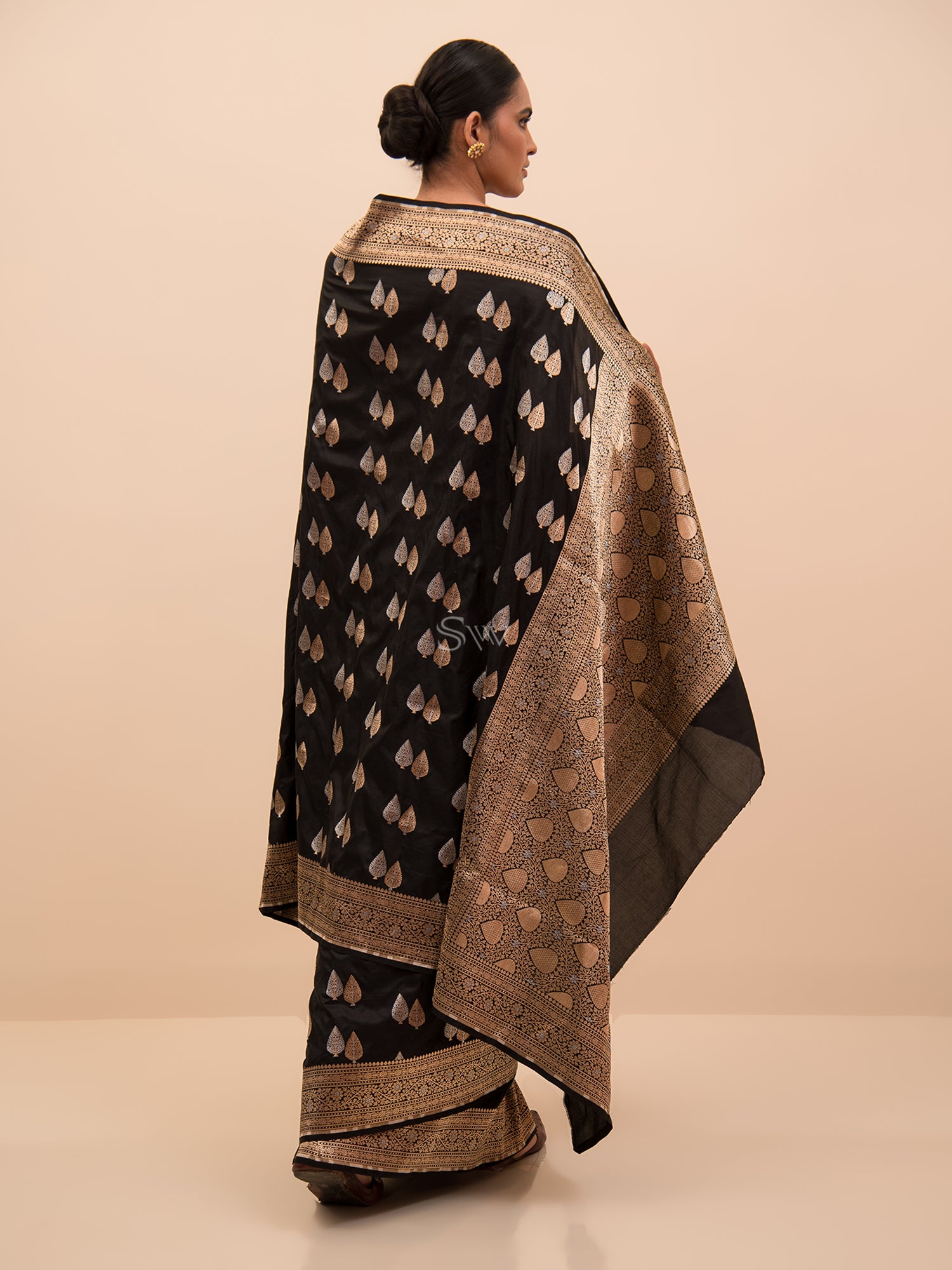 Black Booti Katan Silk Handloom Banarasi Saree - Sacred Weaves