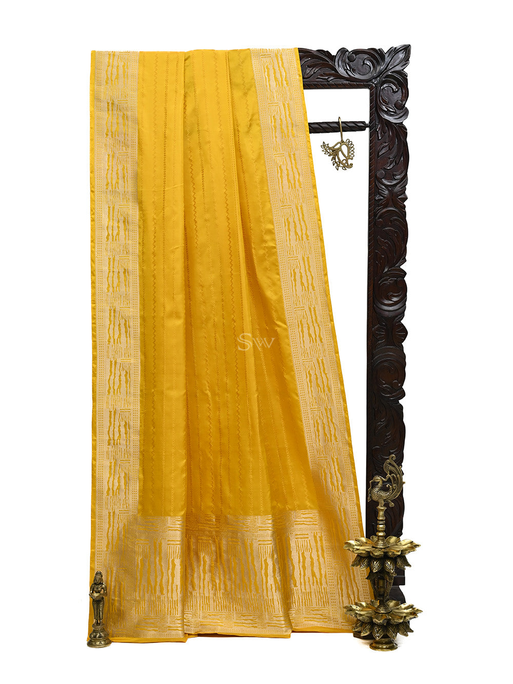 The subtle and rhythmic weave of fine silk threads cover the entire body of  this Banarasi Tanchoi silk saree with a striking contrast…