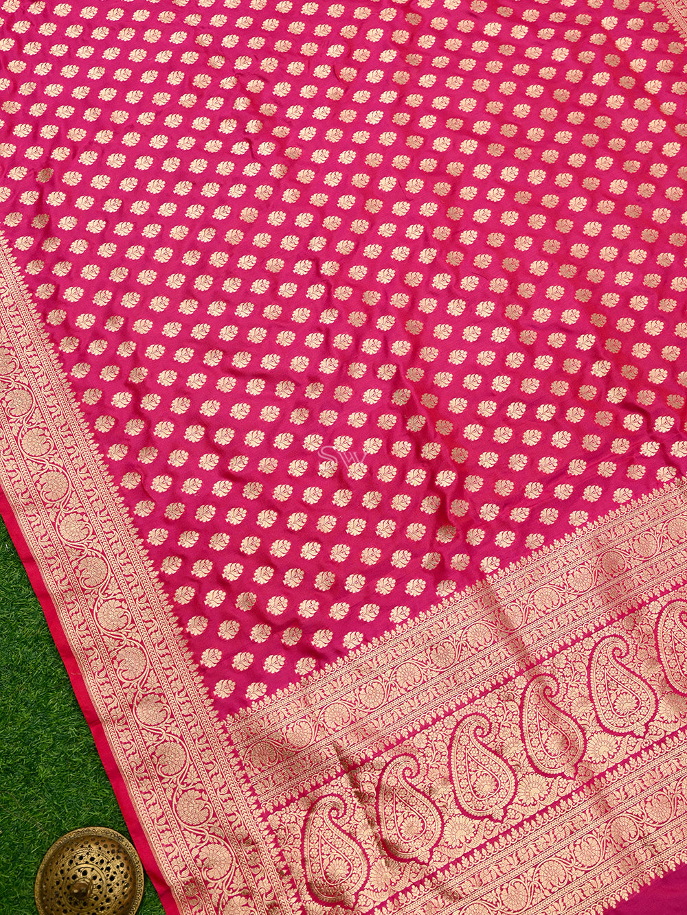 Magenta Booti Katan Silk Handloom Banarasi Saree