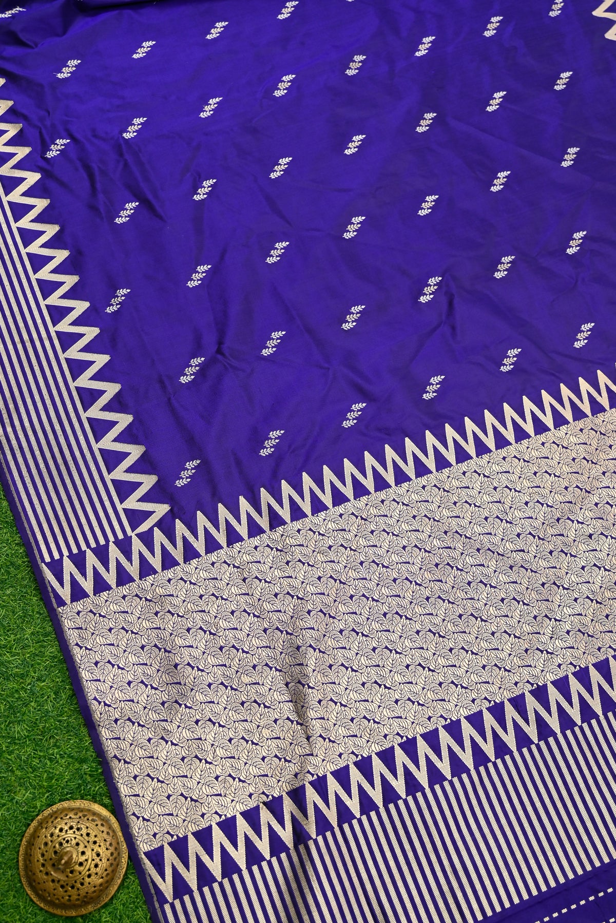 Purple Booti Katan Silk Handloom Banarasi Saree