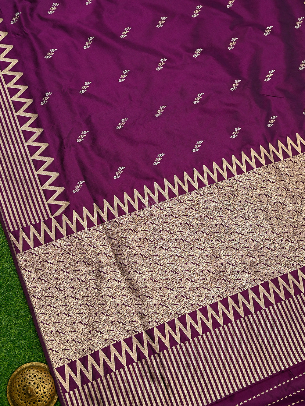 Dark Purple Booti Katan Silk Handloom Banarasi Saree