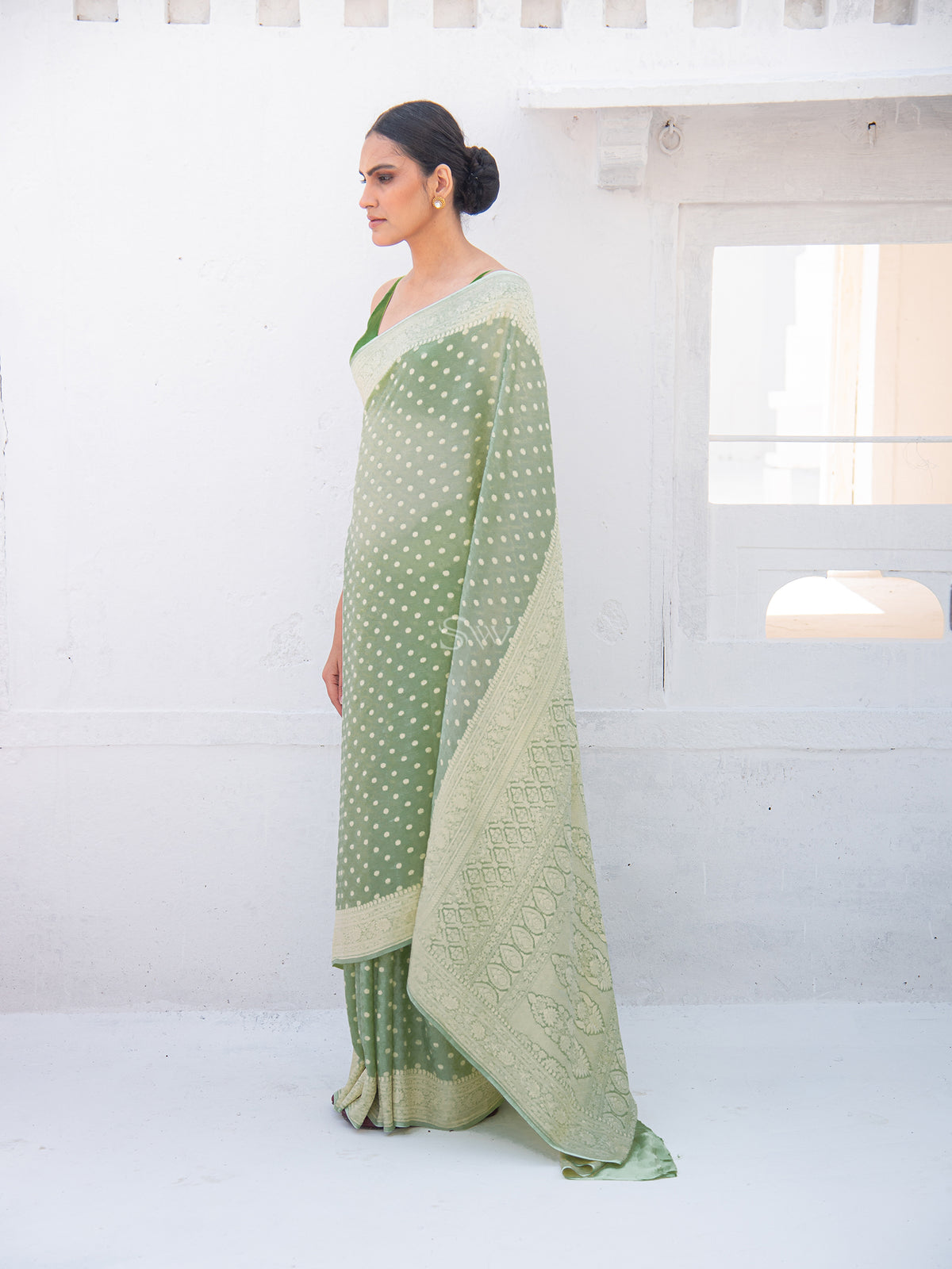 Dark Green Booti Crepe Silk Handloom Banarasi Saree - Sacred Weaves