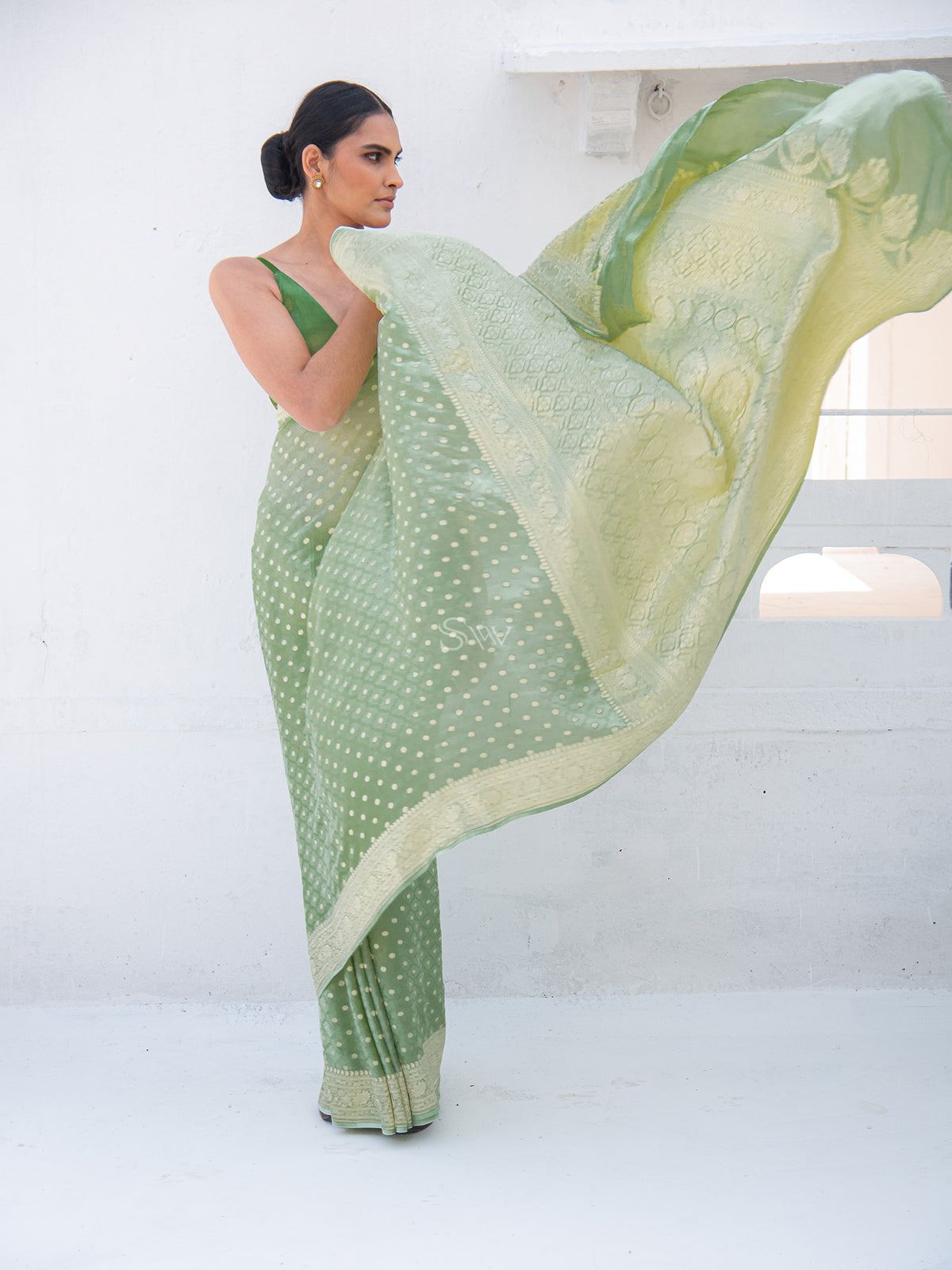 Dark Green Booti Crepe Silk Handloom Banarasi Saree - Sacred Weaves