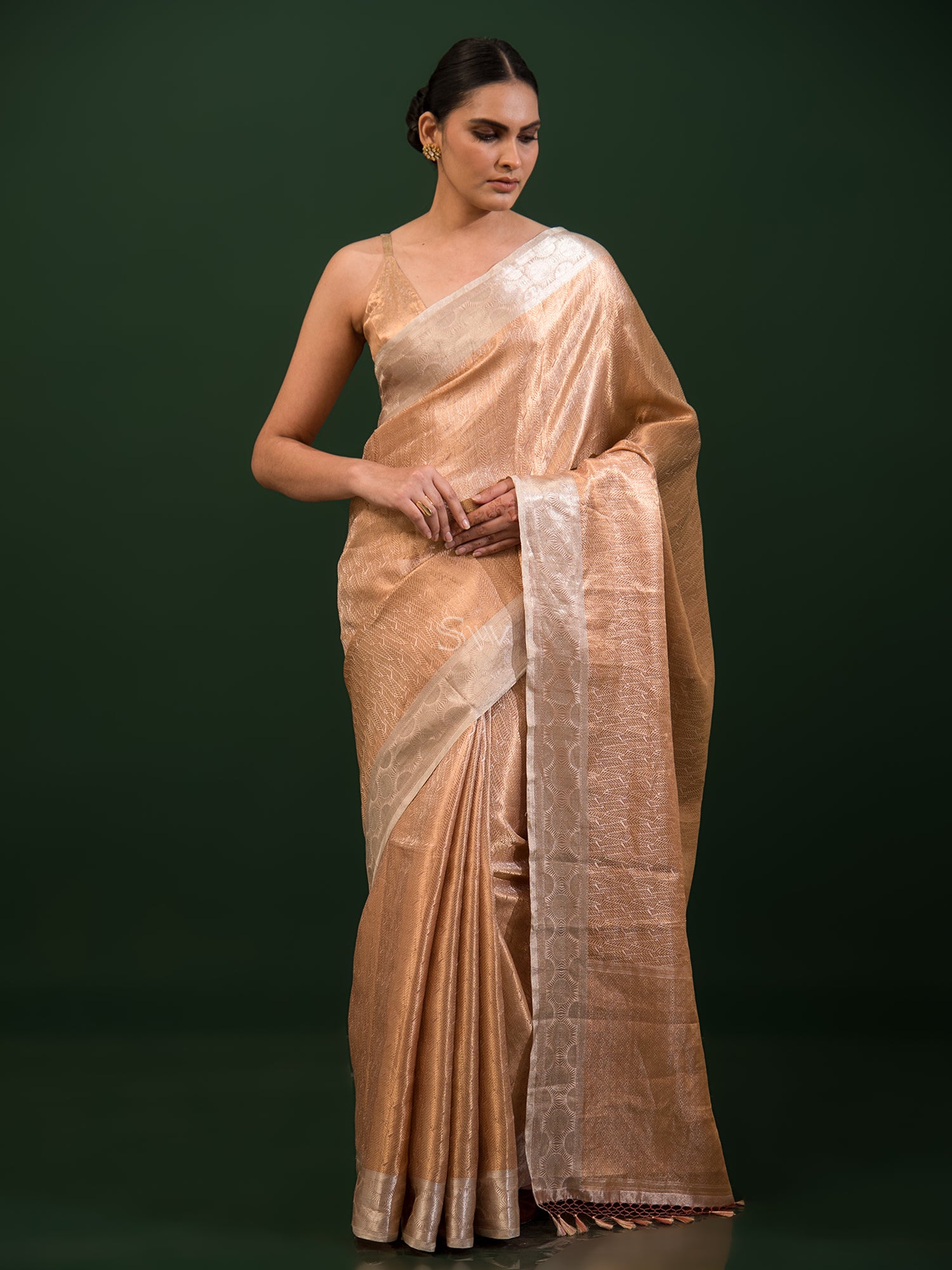 In a wedding function, look more classy and elegant by wearing this lovely  Kanchipuram silk saree