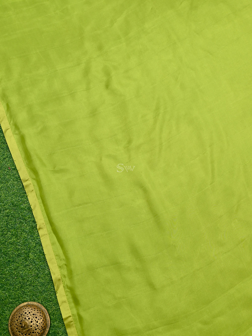 Parrot Green Plain Silk Handloom Saree