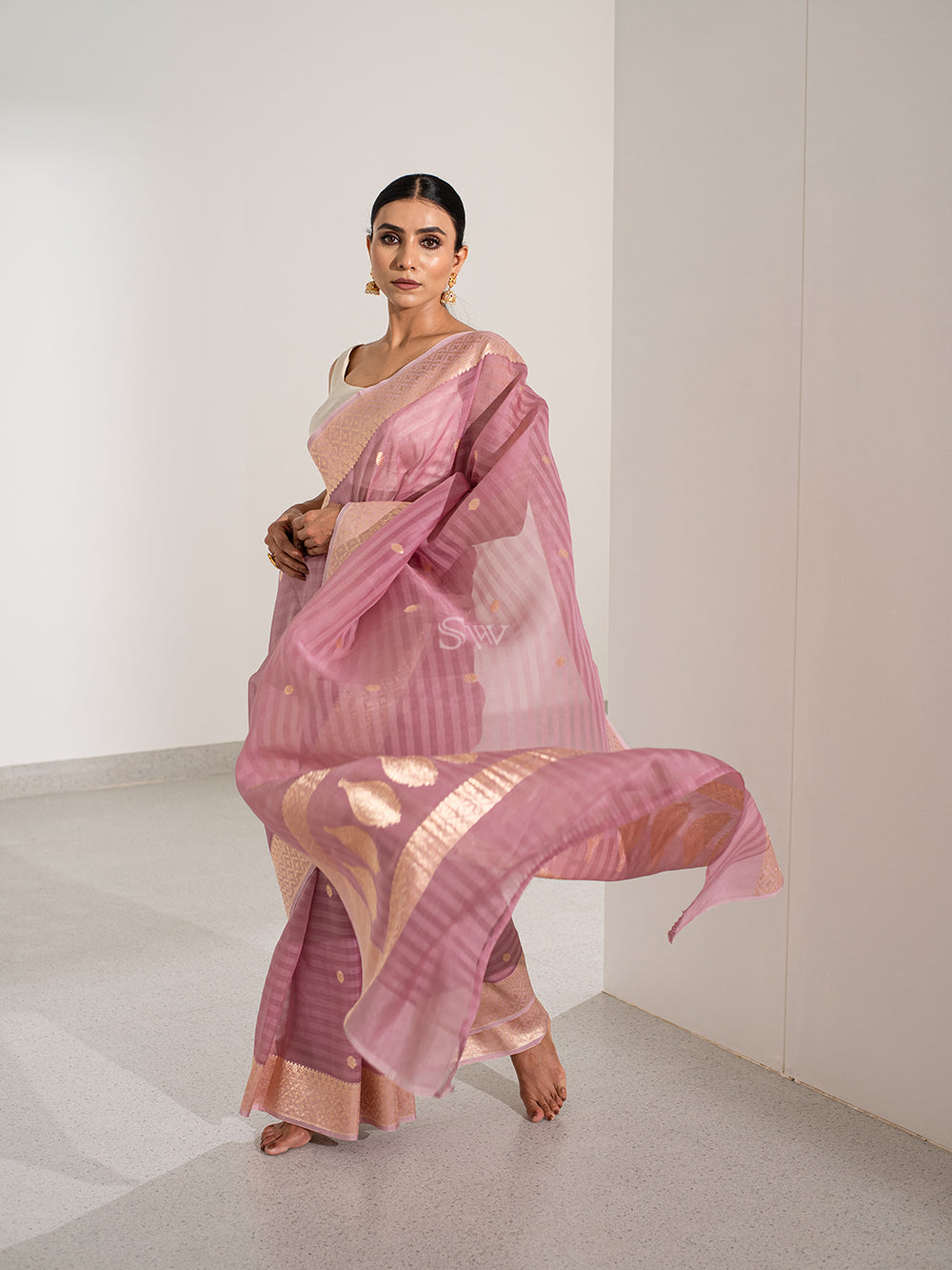 Onion Pink Booti Organza Handloom Banarasi Saree - Sacred Weaves